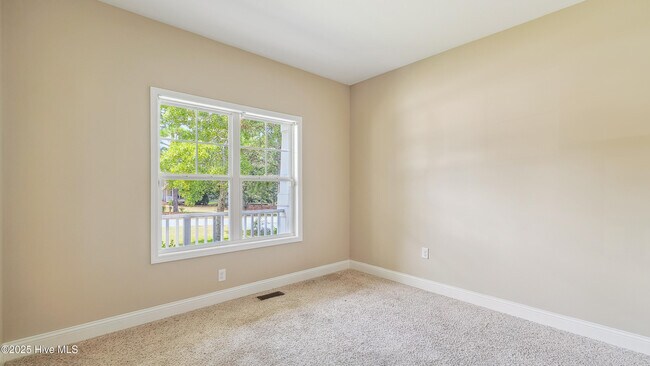 Building Photo - 110 Queens Cove Way