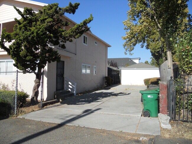 Building Photo - 652 Clara St