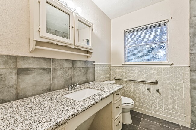 Building Photo - 6425 N Ridgecrest Dr