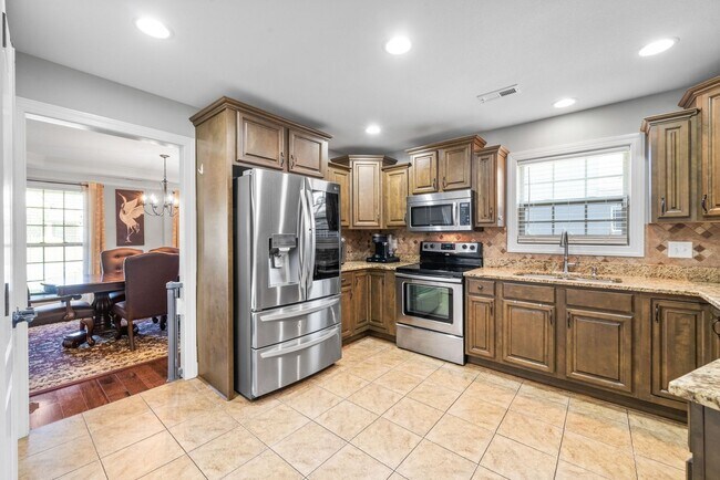 Building Photo - Beautiful Craftsman Style Home Waiting for...