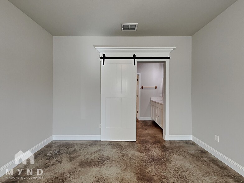 Building Photo - 5711 Barkridge Dr