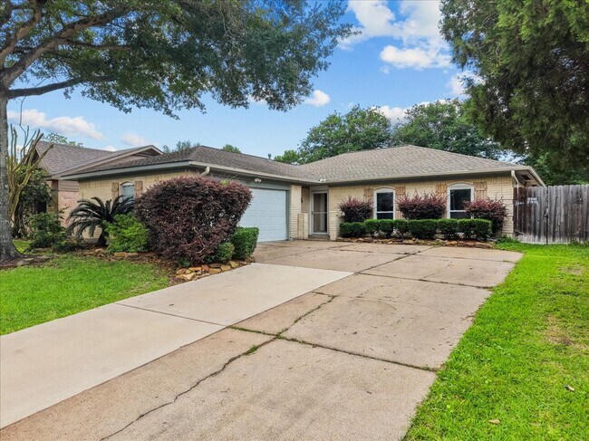 Building Photo - 883 Silverpines Rd