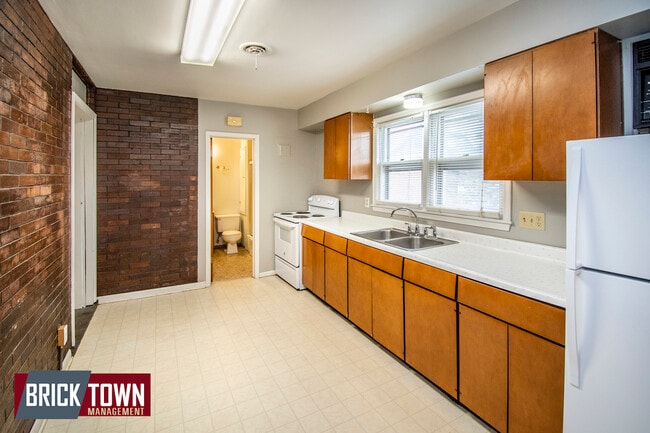 Building Photo - 115 S 38th Ave