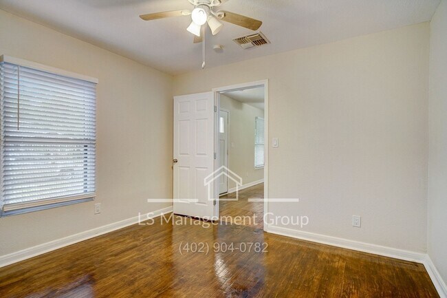 Building Photo - 609 Taft Blvd