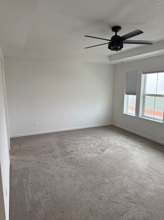 Building Photo - Hillsboro Townhouse/Condo