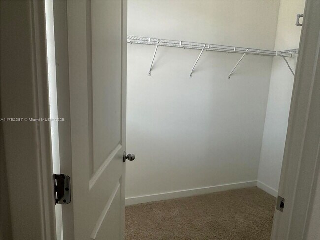 Building Photo - 822 SW 11th Ter