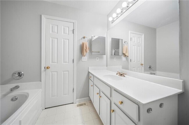 Building Photo - 156 Stoneforest Dr