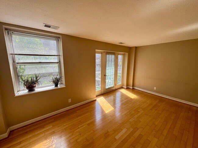 Building Photo - 5330 Pershing Ave