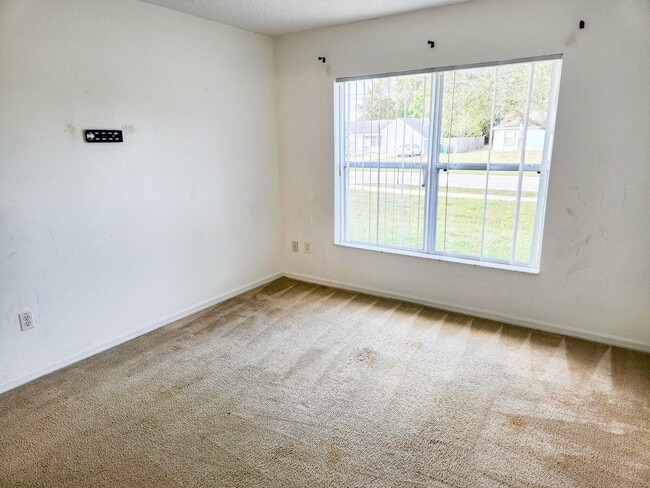 Building Photo - 245 SW Tulip Blvd