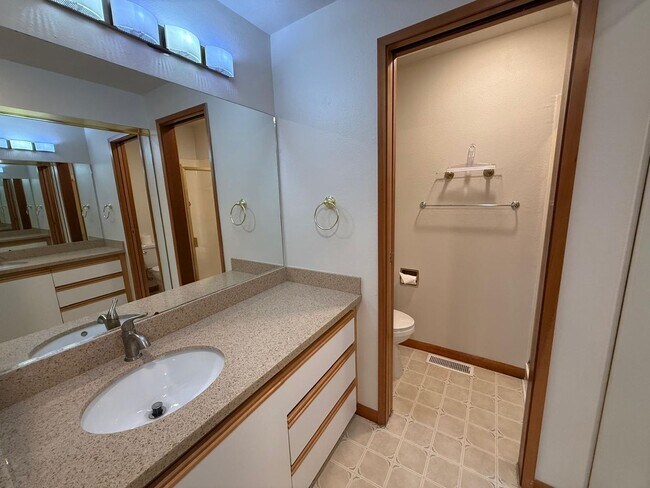 Building Photo - Updated 2BR Condo Near Juanita Village & Beach – Pool, Gym, Parking Included