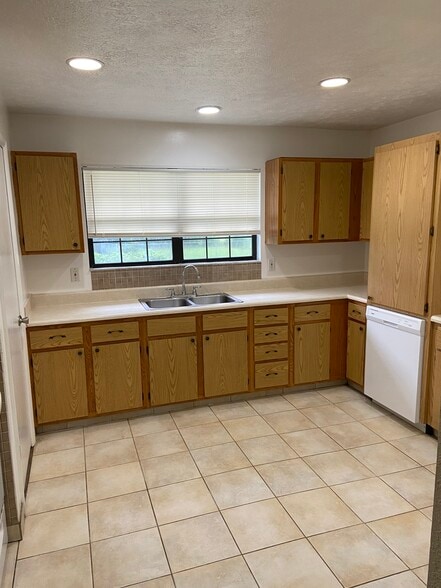 Building Photo - 5414 Lake Le Clare Rd