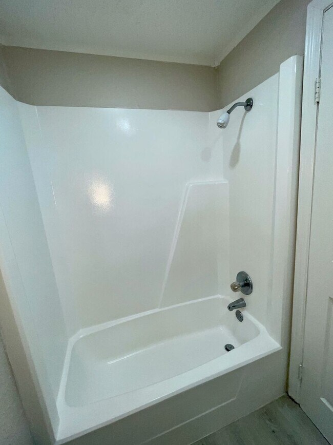 Building Photo - Remodeled Studio w/ Screened Patio "Crossi...