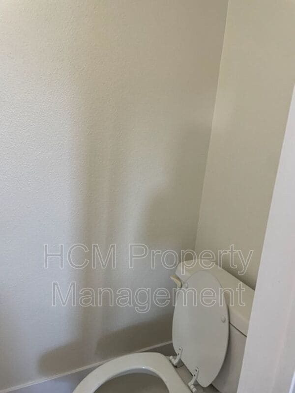 Building Photo - 2835 E 5th St