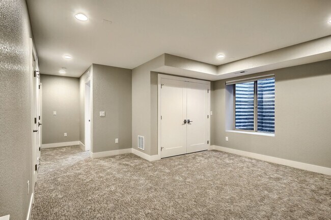 Building Photo - 3 bedroom / 3.5 bath Townhome + 2 Large Flex Spaces & Spacious Roof Top Deck!