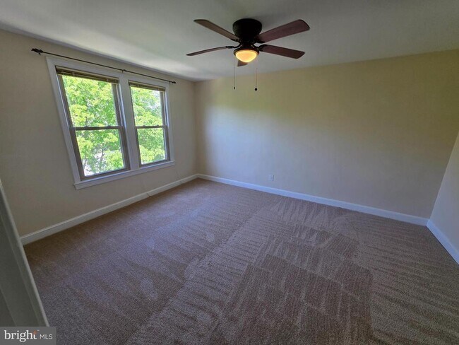 Building Photo - 4405 1st Pl NE