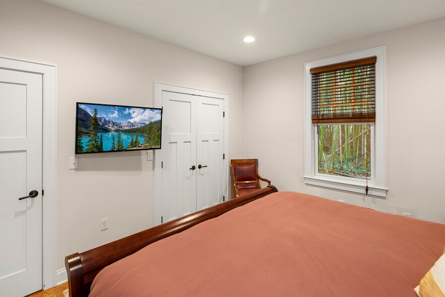 Building Photo - 279 E Chestnut St