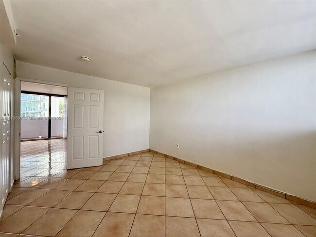 Building Photo - 555 NE 30th St