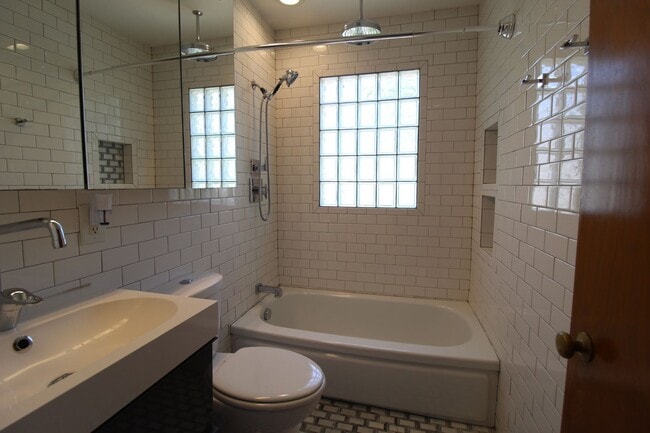 Building Photo - Upgraded 2 Bedroom 1 Bath House In Mission Kansas