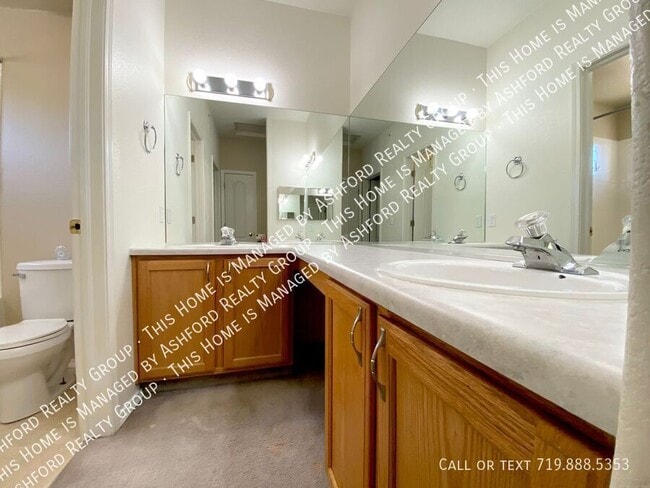 Building Photo - 1450 Courtyard Heights