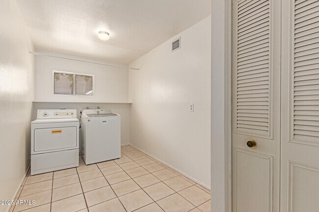 Building Photo - 5528 W Calavar Rd