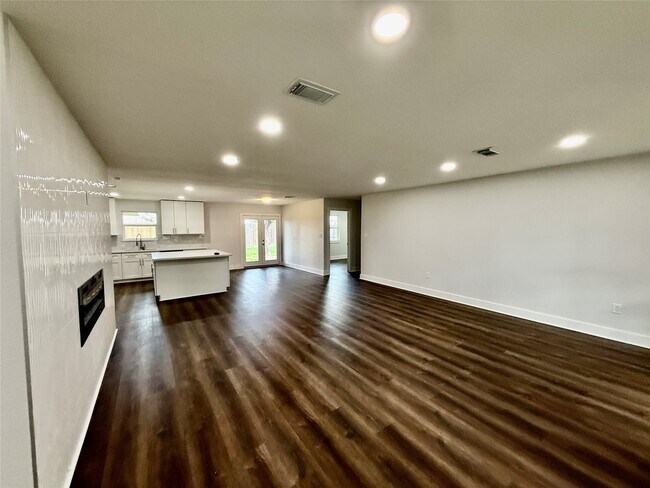 Building Photo - 1631 Shadow Bend Dr