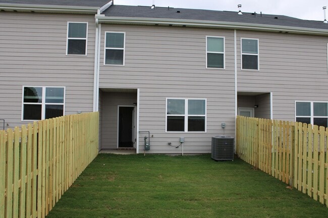 Building Photo - Stunning New Townhome in Aiken