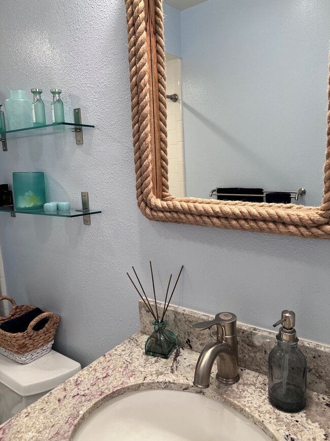Building Photo - Fully-furnished Sleek 2-bedroom, 2-bathroo...