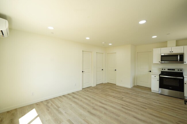 Building Photo - 4805 Charlotte Way