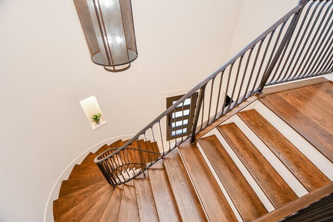 Building Photo - 3203 Blue Bonnet Blvd