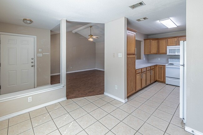 Building Photo - Available for January Move in! 3 Bedroom 3 Bathroom Duplex with Fenced Yard!