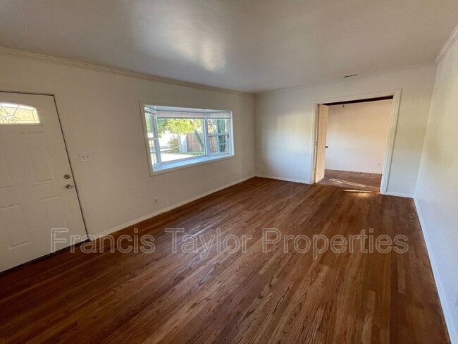 Building Photo - 551 N Citrus Ave