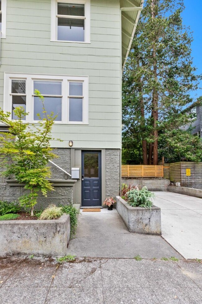Building Photo - 1Bd/1Ba Seattle Duplex
