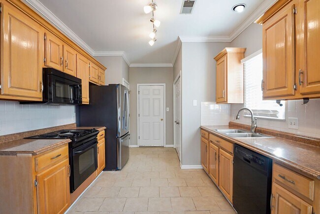 Building Photo - Vestavia Hills - cute and ready to move in NOW!