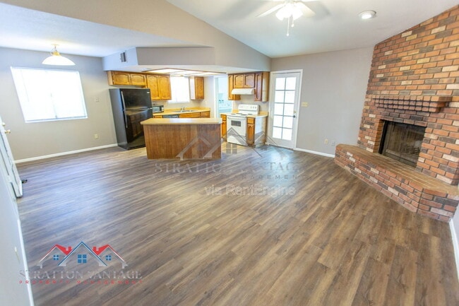 Building Photo - 3749 E Hopi Ave