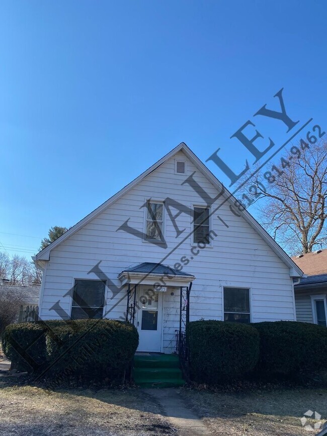 Building Photo - Three Bedroom Home on the East Side of Town