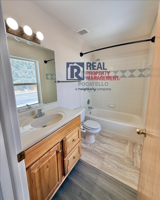 Building Photo - 4 bed 3 bath home - 2 car garage - pet friendly