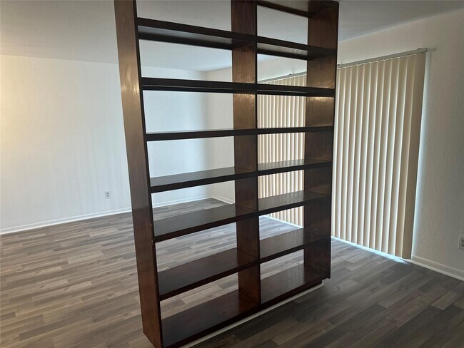 Building Photo - 2814 S Bartell Dr