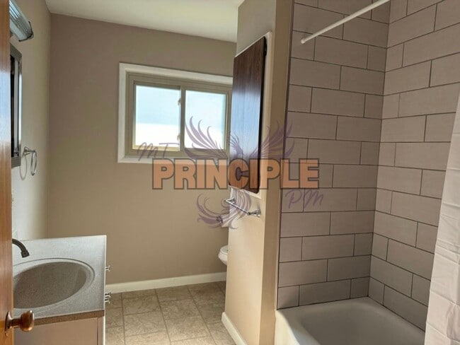 Building Photo - Updated 3 Bedroom House in a Family Friendly Neighborhood