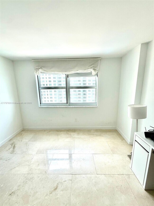 Building Photo - 1155 Brickell Bay Dr