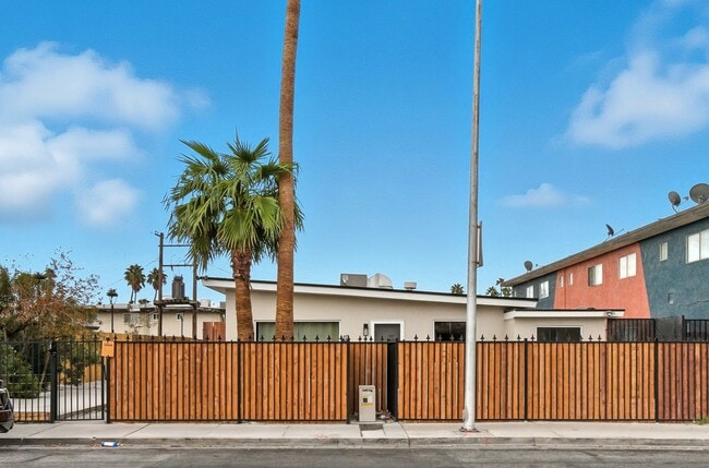 Building Photo - Fully Remodeled 2BR with Modern Upgrades &...