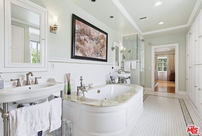 Building Photo - 516 S Rimpau Blvd