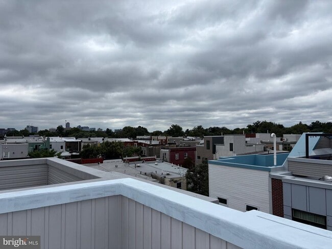 Building Photo - 1227 N Myrtlewood St