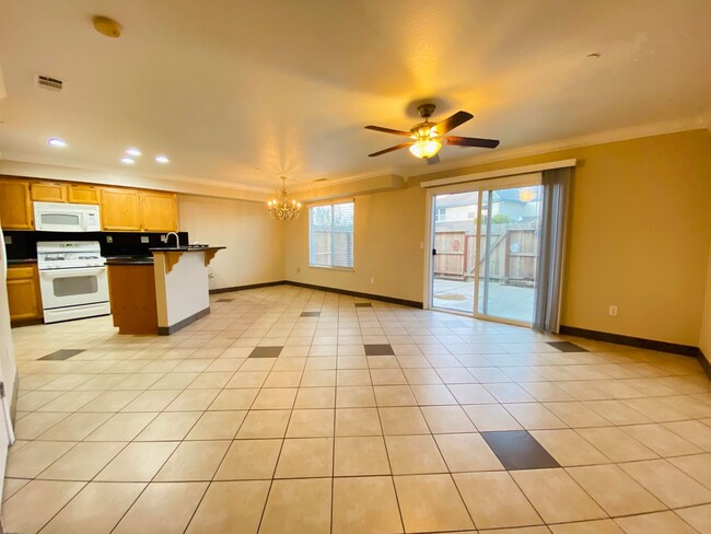 Building Photo - Lovely Galt Townhouse