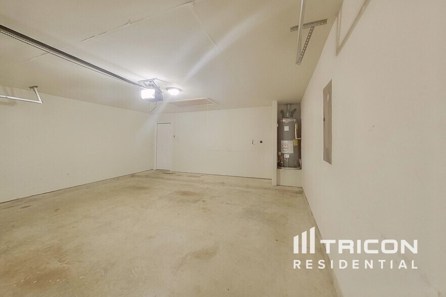 Building Photo - 600 Hidden Dale Dr