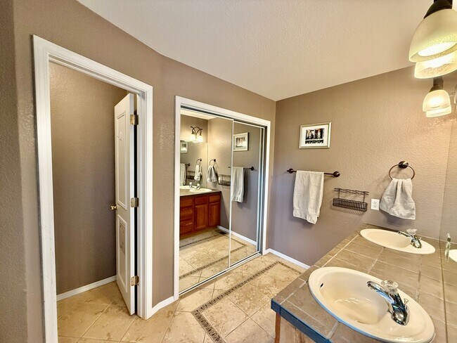 Building Photo - Stunning 4-Bedroom Home with Loft and Fini...