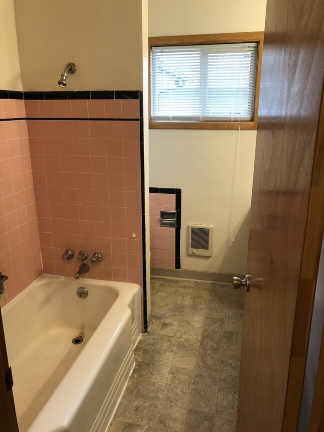 Building Photo - 800 NE 15th St