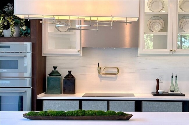 Building Photo - 2575 Peachtree Rd NE