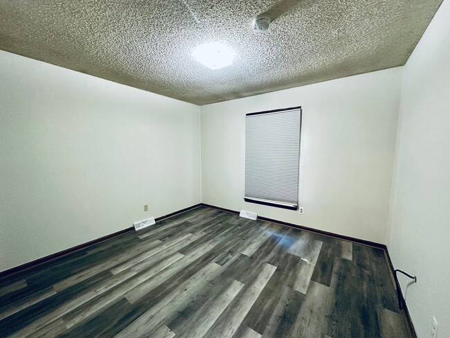 Building Photo - {1809} Spacious Duplex in Great Blue Springs Location + Finished Basement + 1 Car Garage