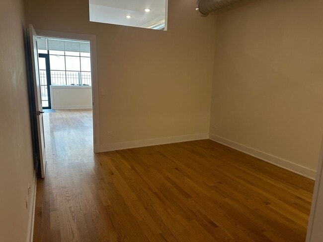 Building Photo - Beautiful 3 Bed 2 Bath Duplex unit in Heart of Lincoln Square