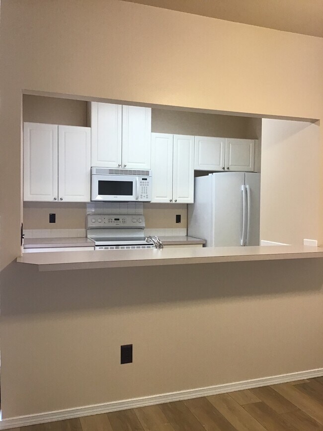 Building Photo - 2 Bed 2.5 Bath Townhouse with Lake access
